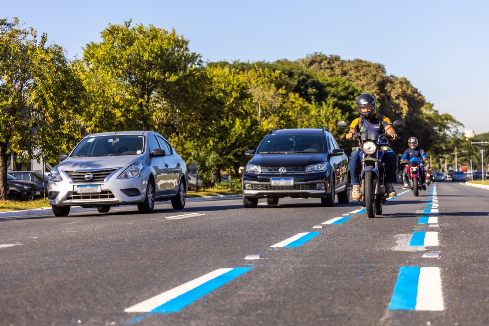 Levantamento aponta que trafegar na Faixa Azul é até 20 vezes mais seguro para motociclistas